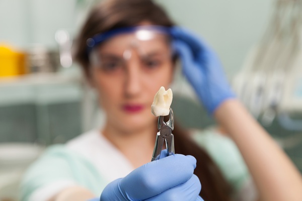 Complications To Watch For After A Tooth Extraction